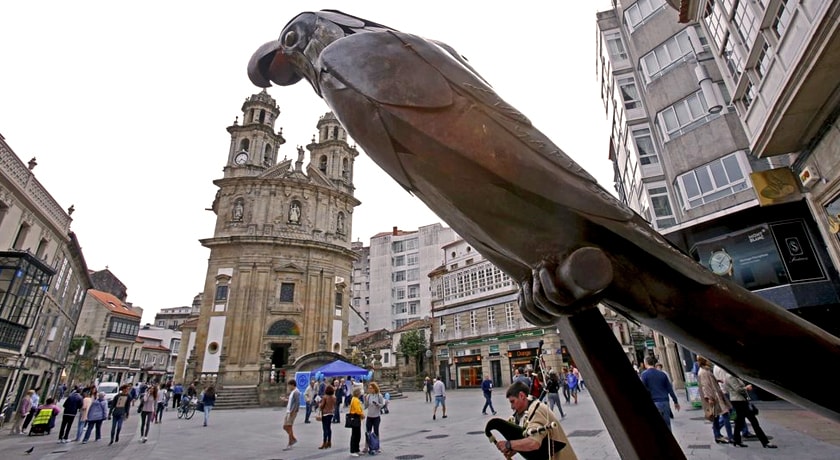 Centro histórico de Pontevedra con la Capilla de la Peregrina al fondo