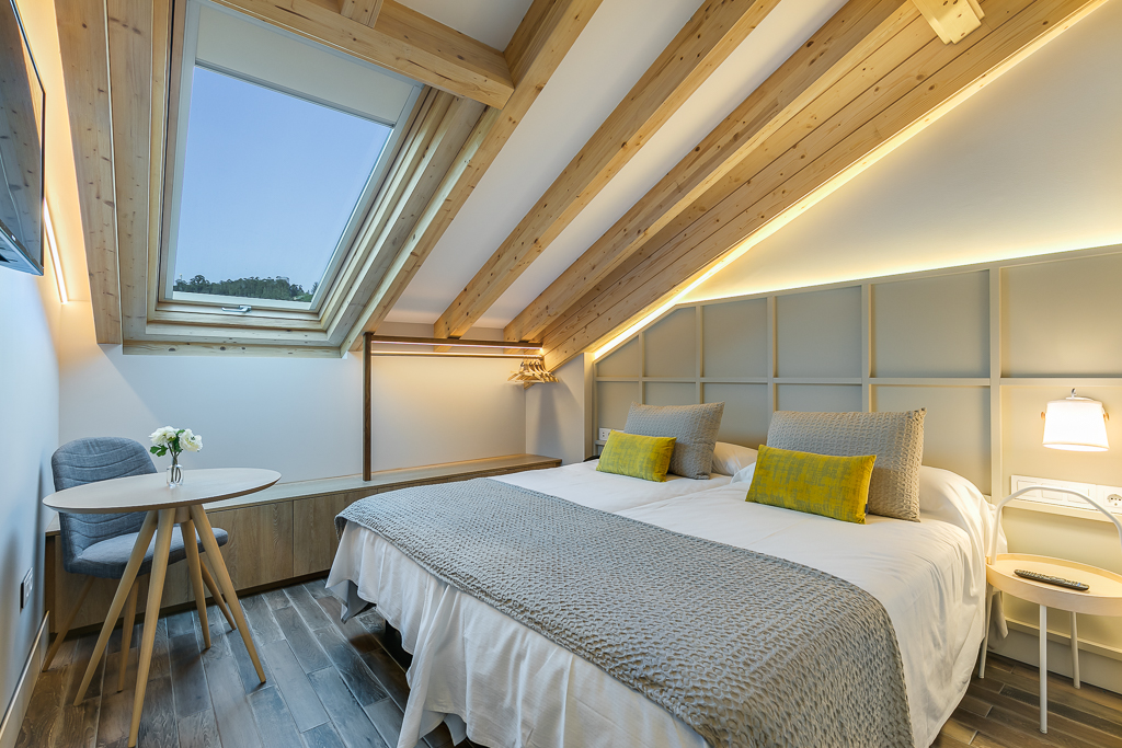 Habitación de Hotel Pousada Real con techo abuhardillado de madera
