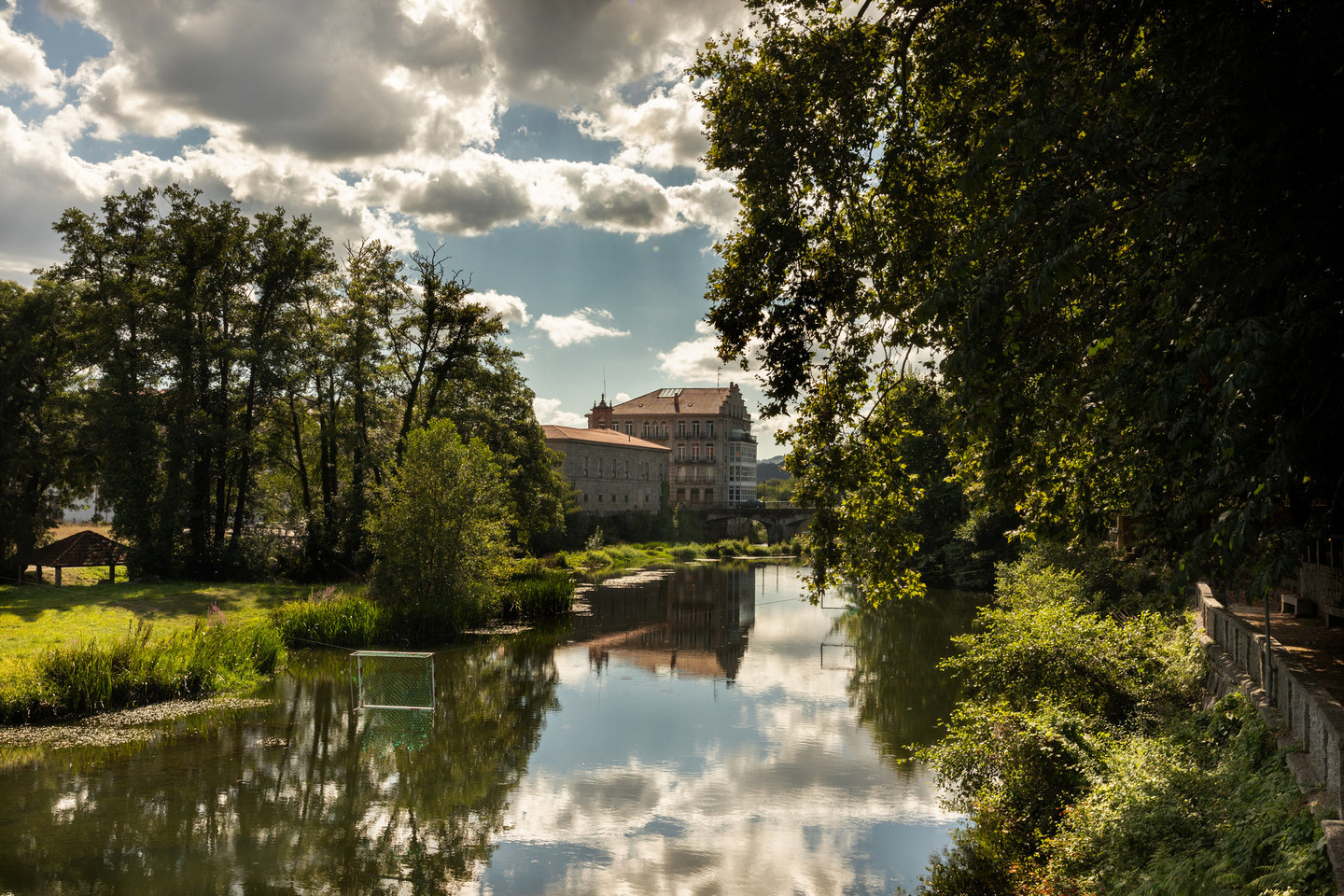 Río Umia en la Ruta da Auga de Caldas de Reis, Galicia, en primavera