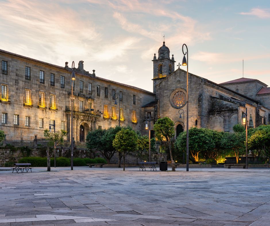 Praza da Ferrería e iglesia de San Francisco en Pontevedra al atardecer, en el Camino Portugués