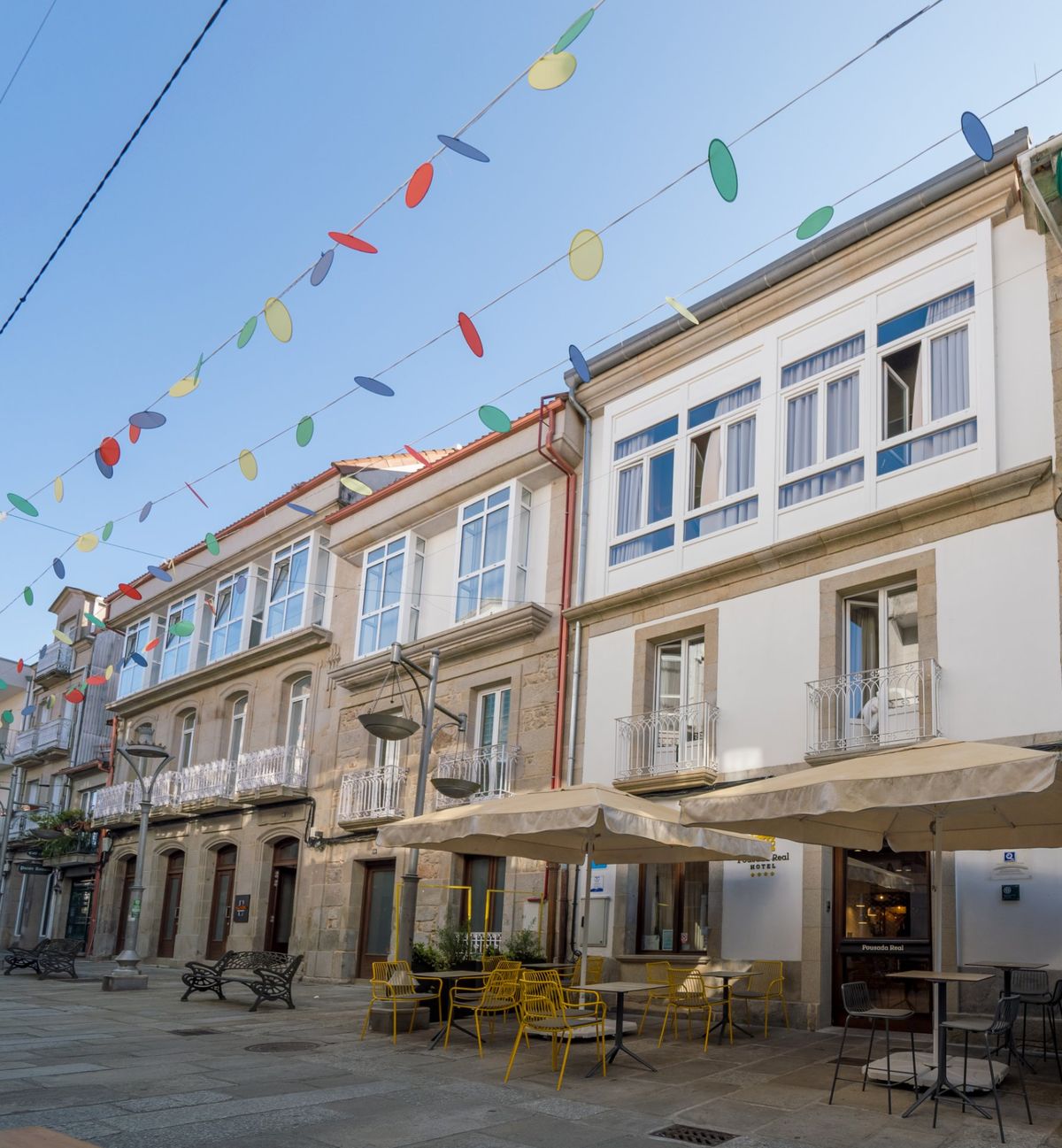 Fachada de Hotel Pousada Real con su terraza en la Calle Real de Caldas de Reis