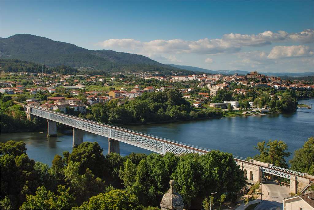 Vista aérea de la Catedral de Tui y el río Miño
